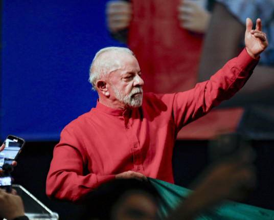 Lula sobre ligar para Trump: 'Um presidente não pode ficar se humilhando para outro'