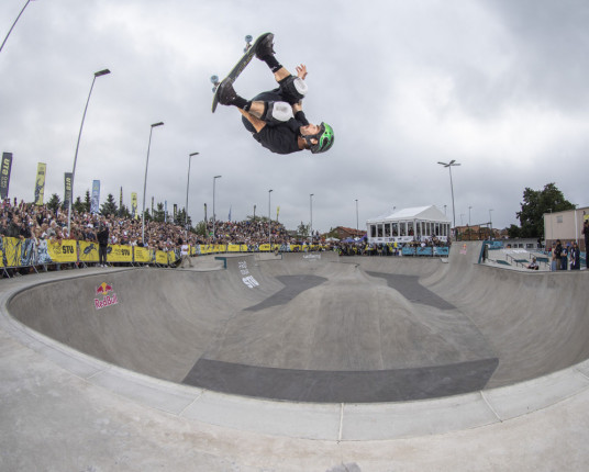 Pedro Barros conquista título no skate park com voo na grade de proteção no STU da Suécia