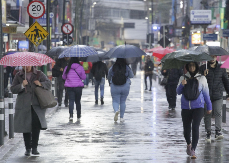 Movimento em Porto Alegre, com pessoas nas ruas para ilustrar matéria do estoque de empregos, chuva, clima