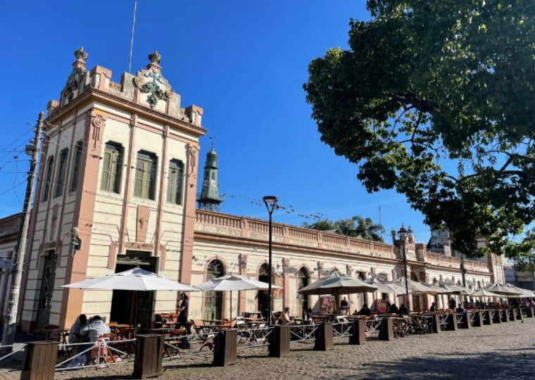 Construído em 1845, o prédio é tombado pelo Instituto do Patrimônio Histórico e Artístico Nacional (Iphan) e passou por diversas transformações estruturais ao longo de sua trajetória