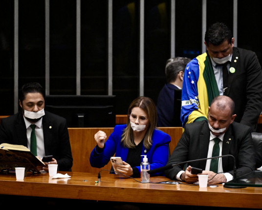 Oposição ocupa plenários por anistia a 8 de janeiro e impeachment de Moraes