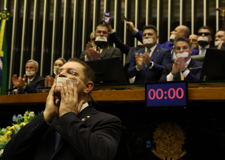 Deputado Sóstenes Cavalcante e parlamentares de oposição fazem ato tampando a boca com esparadrapo durante sessão da Câmara dos Deputados