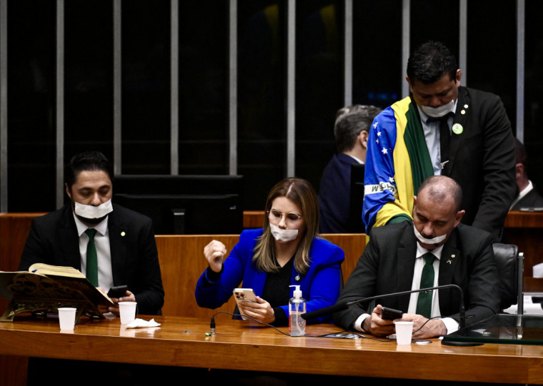 Com 'mordaça', parlamentares ocuparam as mesas diretoras do Senado e da Câmara