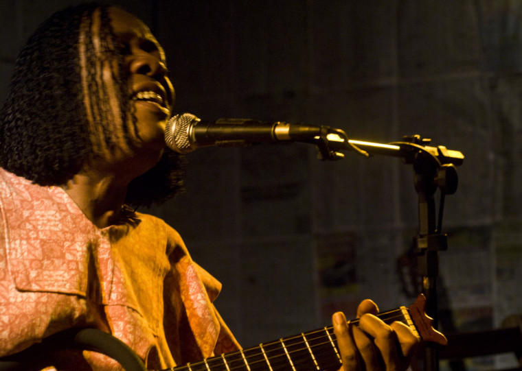 Cantor e compositor revisita clássicos e histórias marcantes em apresentação solo voz e violão