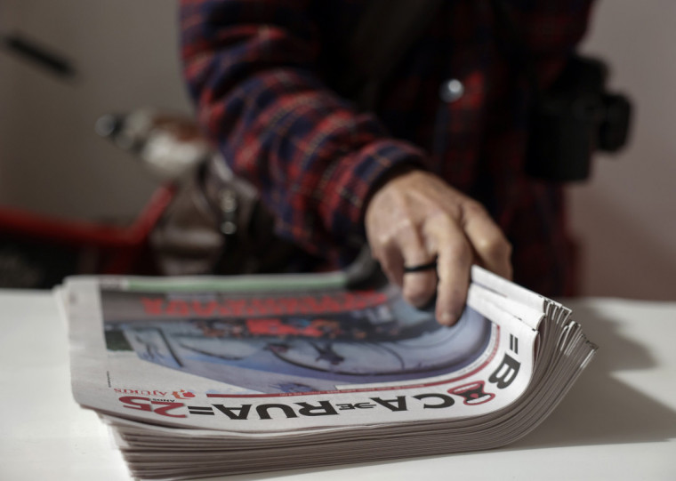 Exemplares são vendidos por pessoas em situação de rua em Porto Alegre | TÂNIA MEINERZ/JC