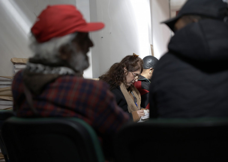 Reunião para pautas do Jornal Boca de Rua, feito por moradores de rua, com apoio da ALICE (Agência Livre para a Informação, a Cidadania e a Educação).  Jornalista Rosina Duarte. Responsabilidade Social. | TÂNIA MEINERZ/JC