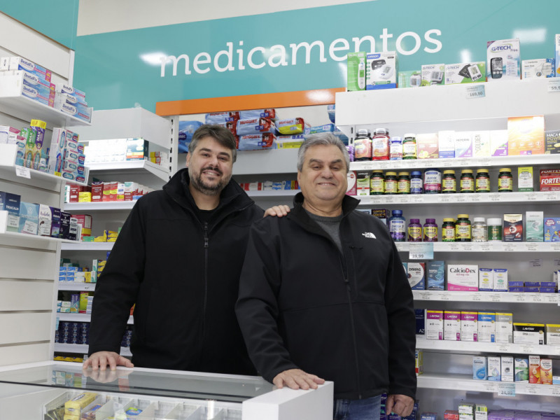 Luiz Carlos e Leonardo Achutti à frente de unidades das Farmácias Associadas  Foto: TÂNIA MEINERZ/JC