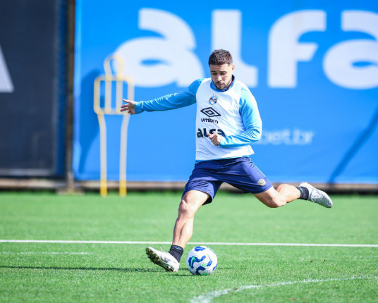 João Pedro retorna de lesão em meio à carência de lateral-direito no Grêmio