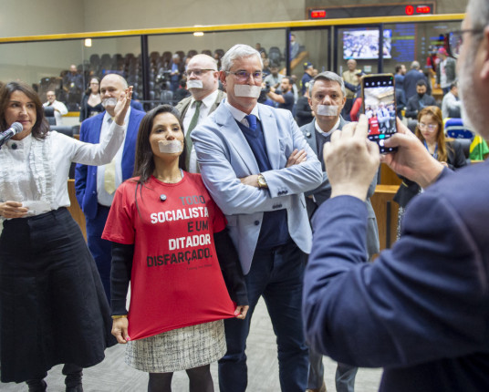 Vereadores de Porto Alegre colocam 'mordaça' durante sessão plenária