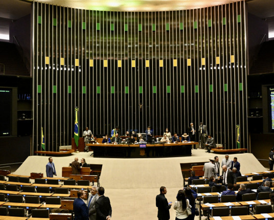 Oposição pernoita nos plenários do Congresso para impedir trabalhos