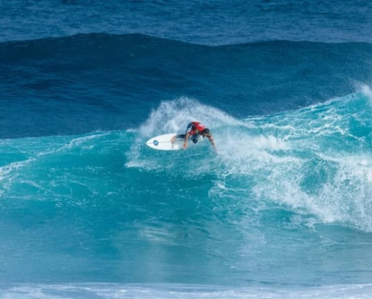 Italo Ferreira e Filipe Toledo buscam vaga no WSL Finals