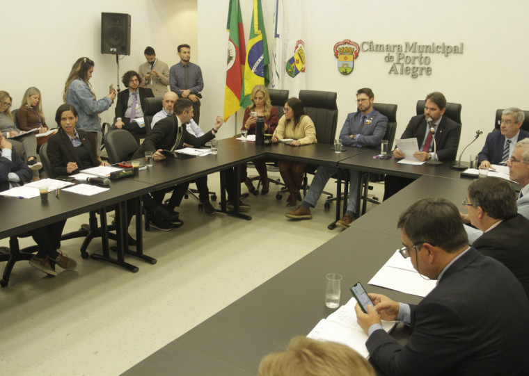 Instalação da comissão ocorreu em meio à polêmica sobre distribuição dos cargos entre base e oposição