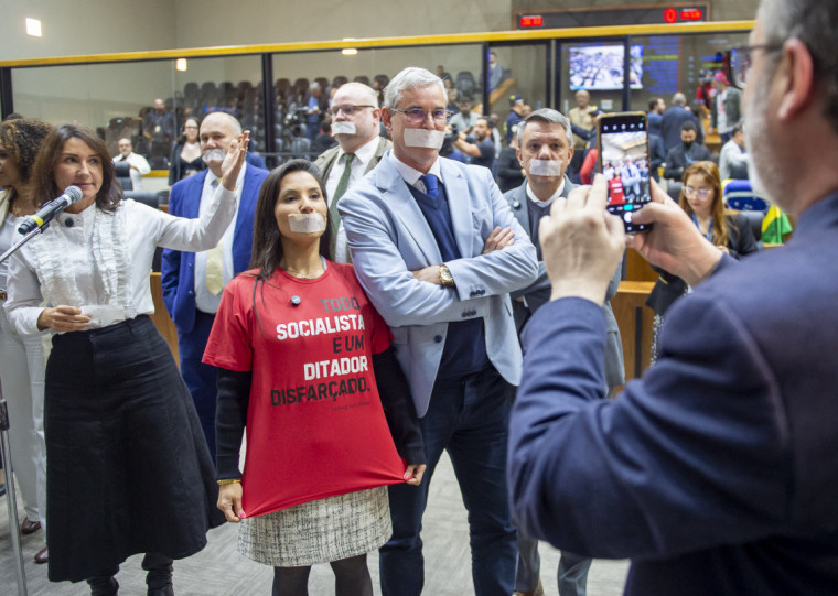 Parlamentares colaram fitas na boca para protestar contra censura