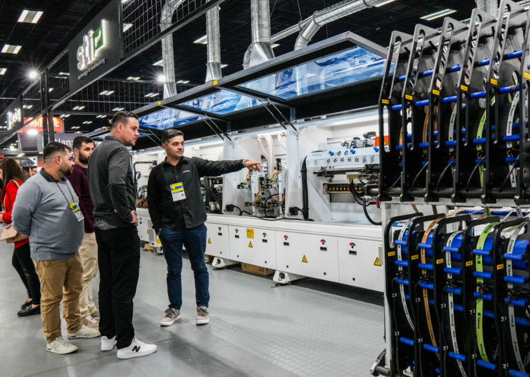 Na Praça da Inovação, indústrias e marcenarias buscam informações, vivenciam experiências imersivas e assistem palestras com especialistas de diferentes áreas