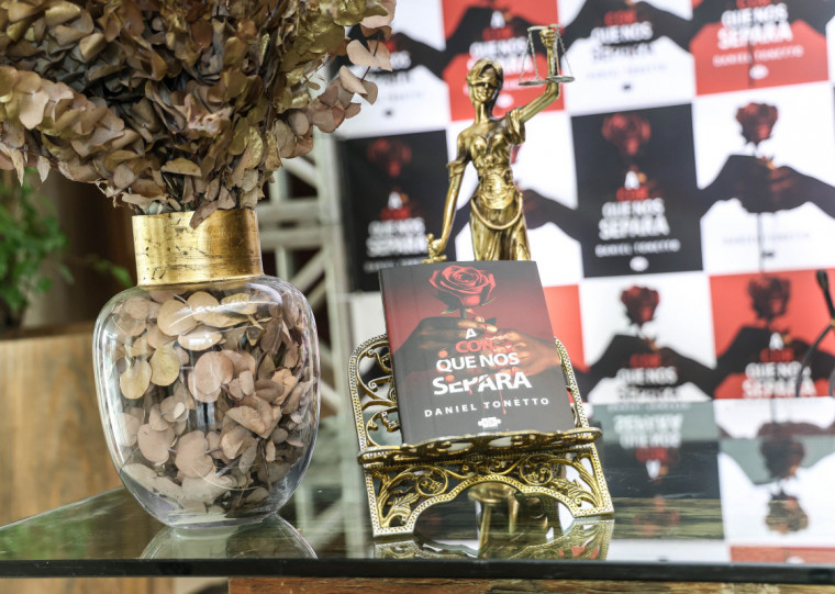 Novo romance de Daniel Tonetto será lançado na Livraria Santos

Livro A Cor que nos Separa será lançado em Porto Alegre no dia 9 de agosto, com sessão de autógrafos 
