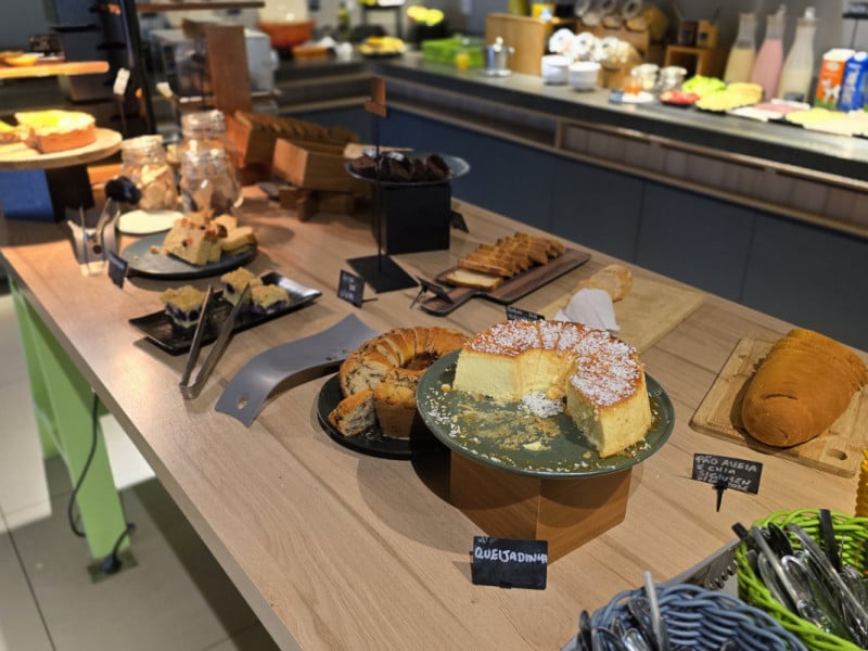 O buffet de café da manhã custa R$ 53,00 por pessoa Foto: NATHAN LEMOS/JC