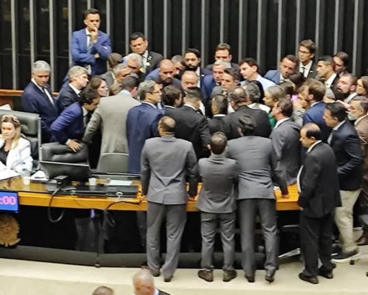 Crise institucional em Brasília se aprofunda após conflitos no Congresso e votação da dosimetria