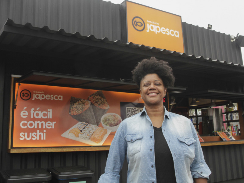 On&iacute;lia Ara&uacute;jo comanda a unidade da Japesca no Cair Embarcadero Foto: EVANDRO OLIVEIRA/JC