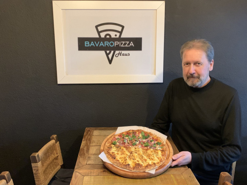 Giovani Mayer é químico de formação e transformou o hobby de fazer pizzas em profissão Foto: DENER PEDRO/ESPECIAL/JC