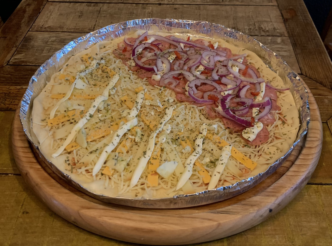 A Bavaro vende pizzas frescas, montadas em torno de 1 hora antes da retirada dos clientes | DENER PEDRO/ESPECIAL/JC