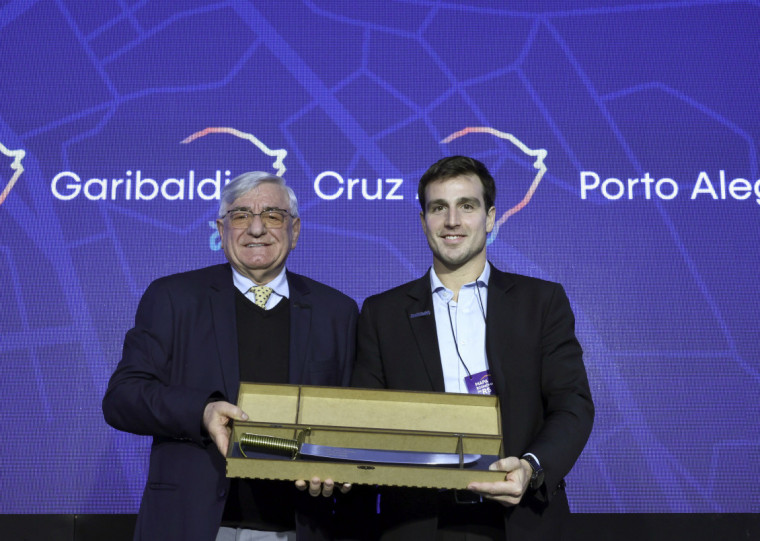 Sérgio Cherini, prefeito de Garibaldi, faz homenagem ao presidente do JC, Giovanni Tumelero