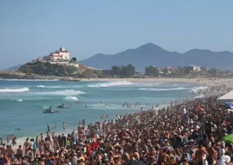 Ao longo de 11 dias, a Praia de Itaúna recebeu cerca de 410 mil pessoas, lotando a rede hoteleira 