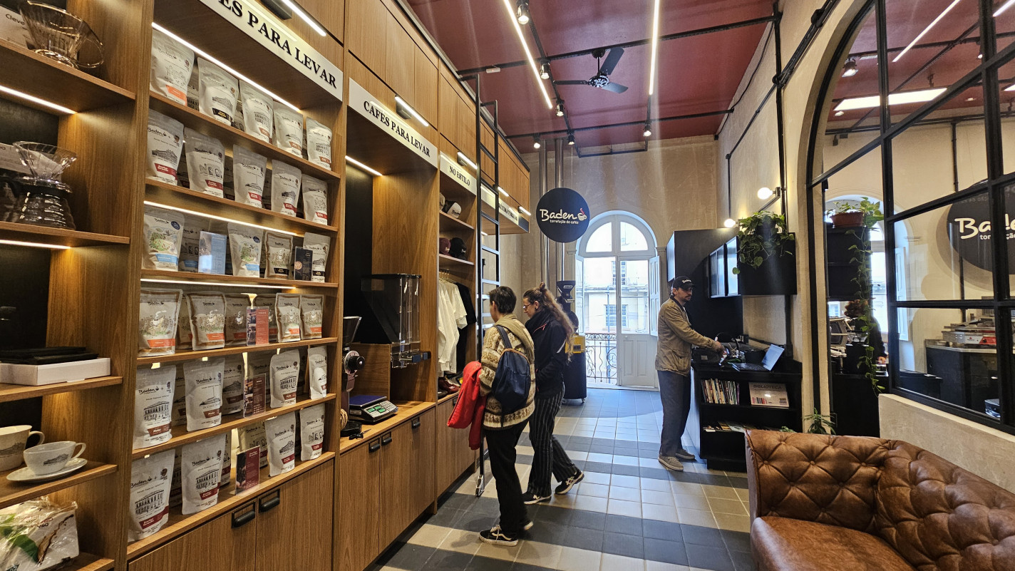 Na loja do Baden são vendidos itens de vestuário, cafés, xícaras e acessórios | Isadora Jacoby/Especial/JC