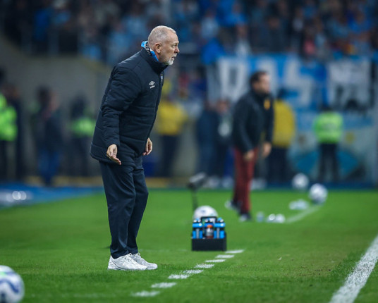 Com a convicção da diretoria, Mano Menezes é mantido no cargo