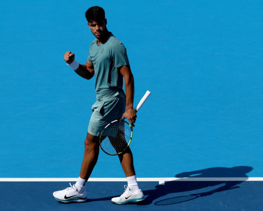 Alcaraz vive 'montanha-russa' contra o 56º do mundo, mas vence na estreia em Cincinnati