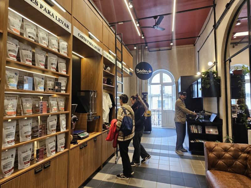 Na loja do Baden s&atilde;o vendidos itens de vestu&aacute;rio, caf&eacute;s, x&iacute;caras e acess&oacute;rios Foto: Isadora Jacoby/Especial/JC