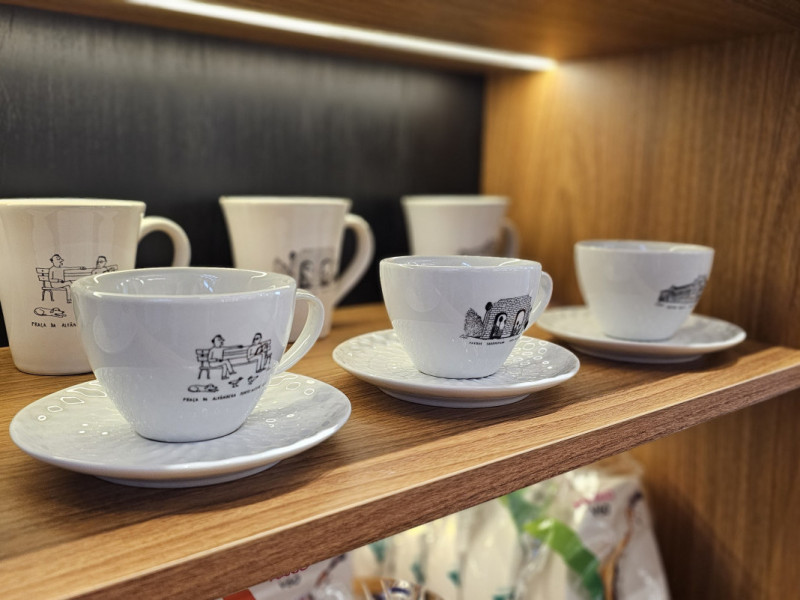 As x&iacute;caras com ilustra&ccedil;&otilde;es que remetem aos pontos tur&iacute;sticos da cidade &eacute; um dos carros-chefe da unidade do Mercado Foto: Isadora Jacoby/Especial/JC