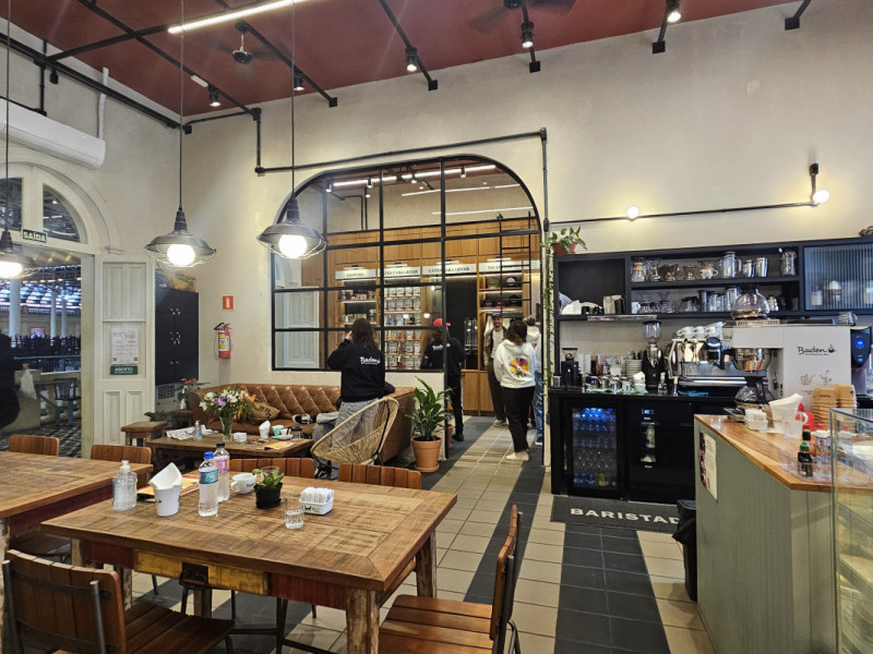 A nova loja foi unificada &agrave; cafeteria por meio de uma grande janela Foto: Isadora Jacoby/Especial/JC