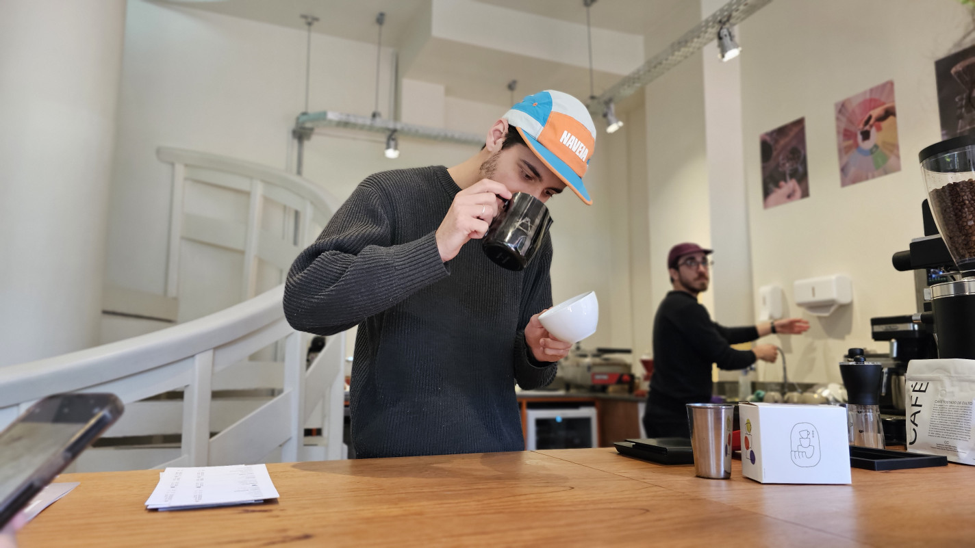 Gustavo Leão é barista há 11 anos e é o nome à frente da Ode Cafeteria | NATHAN LEMOS/JC