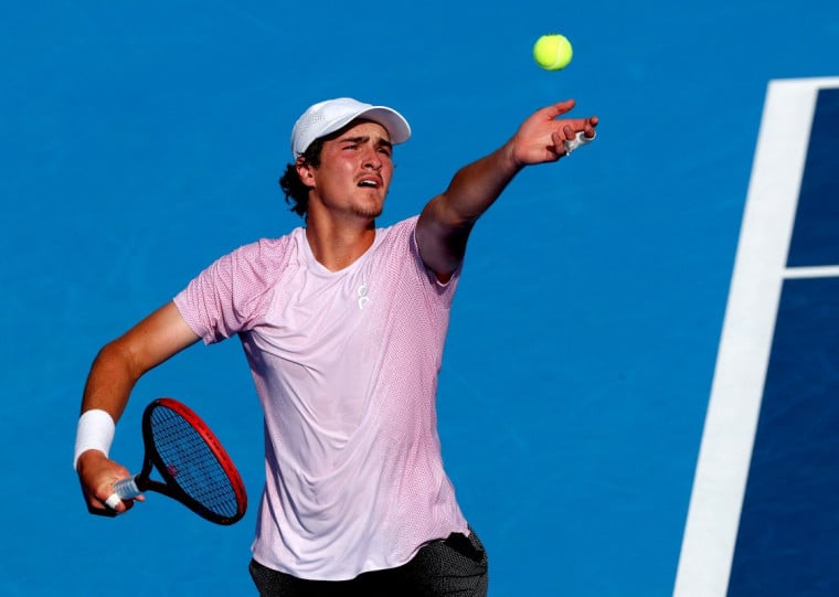 Tenista de 18 anos ainda tentou uma reação no segundo set, mas acabou eliminado