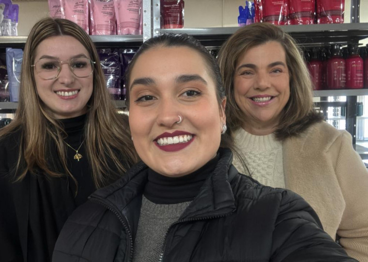 Ana Claudia (à dir.) diz que Laís e Amanda (centro) levaram mais habilidades para a logística da operação