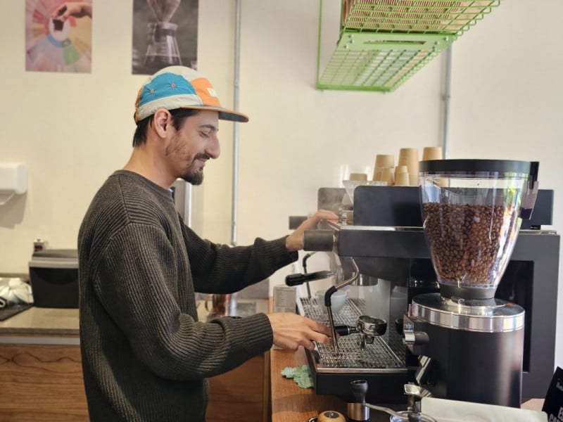 A operação funciona com um balcão e a produção do café acontece em frente ao público Foto: NATHAN LEMOS/JC