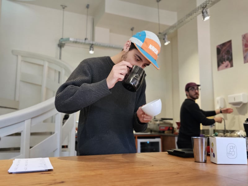 Gustavo Leão é barista há 11 anos e é o nome à frente da Ode Cafeteria Foto: NATHAN LEMOS/JC