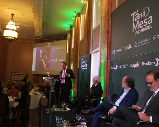 Ex-presidente da OAB defende fim do foro privilegiado