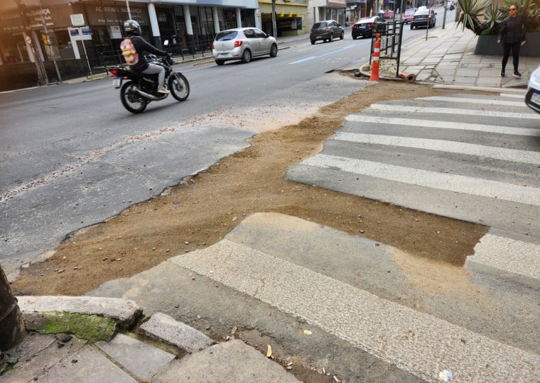 pg3 canaleta aberta e não fechada na rua Santo Antônio
