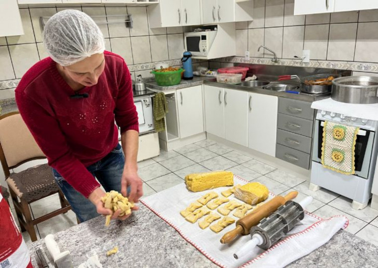 Sirlei d&aacute; a sua receita de grostoli com raspas de laranja, que rendem 50 bolinhos | L&iacute;via Ara&uacute;jo/Especial/Cidades