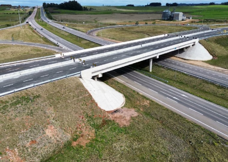 Estrutura em formato de trevo tem uma elevada de 70 metros e alças de acesso ao município, que recebe 100 mil veranistas