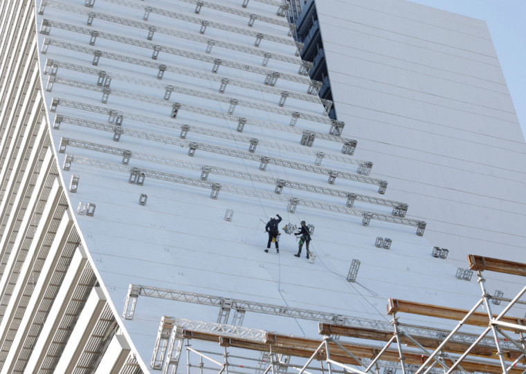 Profissionais de rapel trabalham na montagem da estrutura no Centro Administrativo Fernando Ferrarii