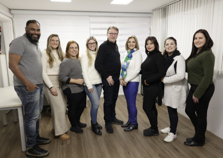 Meneghetti (centro) com funcionários que cursam formação no EAD e aplicam na operação do negócio