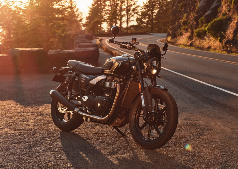 Suspensão traseira é ajustável, propiciando controle e absorção de impactos superiores