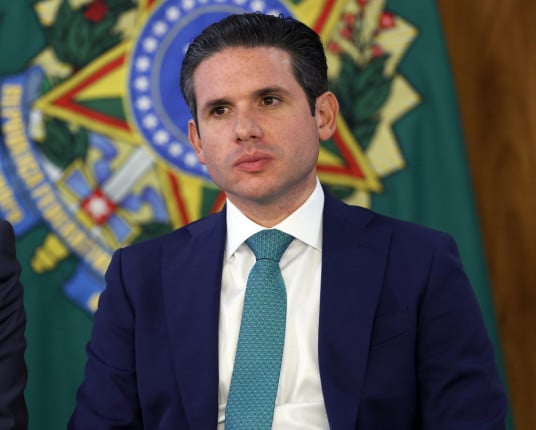 Motta diz que informou à Gleisi que compromisso é votar a isenção do IR via PL 1087/2025