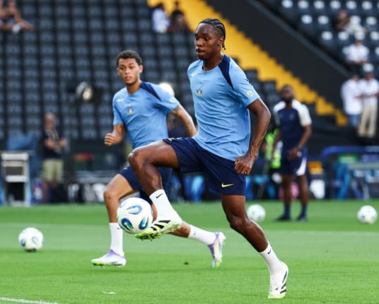 Tottenham condena ofensas racistas contra Mathys Tel após vice na Supercopa da Uefa para o PSG