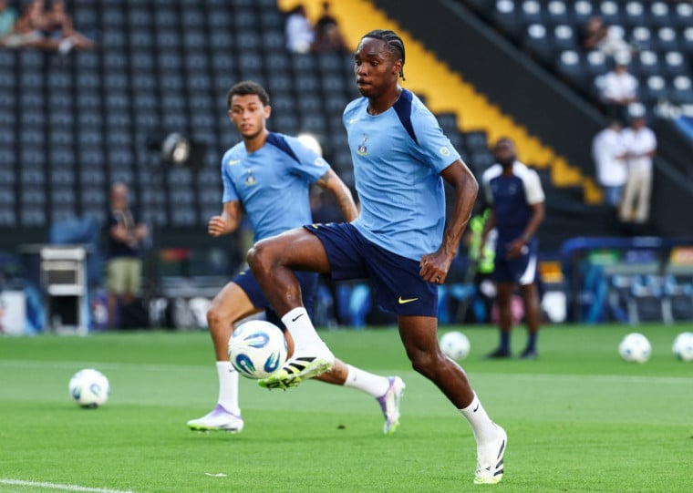 Atacante francês Mathys Tel perdeu um dos pênaltis na decisão contra o PSG