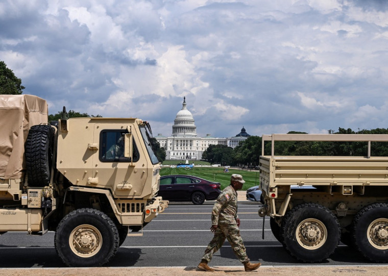 Agentes da Guarda Nacional começaram a chegar a Washington na noite de anteontem. Desde então, blindados passaram a ser vistos pelas ruas