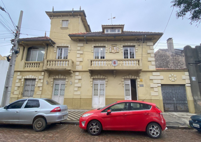 Sede social atual foi inaugurada em 1934 para abrigar eventos e reuniões da comunidade espanhola na cidade da Campanha