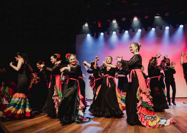 Inspirado nos costumes espanhóis, evento 'Chocolate com churros' chega à sua 30ª edição, reunindo apresentações de dança, comidas típicas e atividades interativas